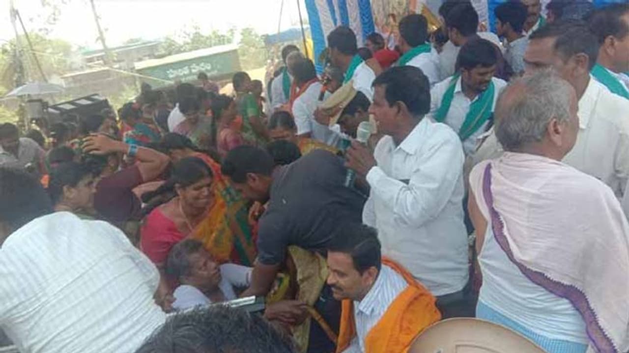 గంగులకు తప్పిన ప్రమాదం: చెర్లబూట్కూర్‌లో కుప్పకూలిన వేదిక, మంత్రికి గాయాలు (వీడియో)