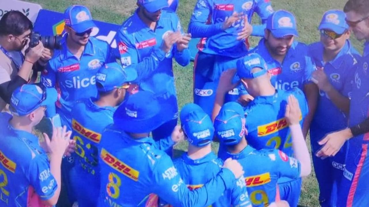 ഇതിഹാസം രചിച്ച് സച്ചിന്‍ ജൂനിയര്‍; അര്‍ജുന് മുംബൈയുടെ തൊപ്പി കൈമാറി ഹിറ്റ്‌മാന്‍ വീഡിയോ 