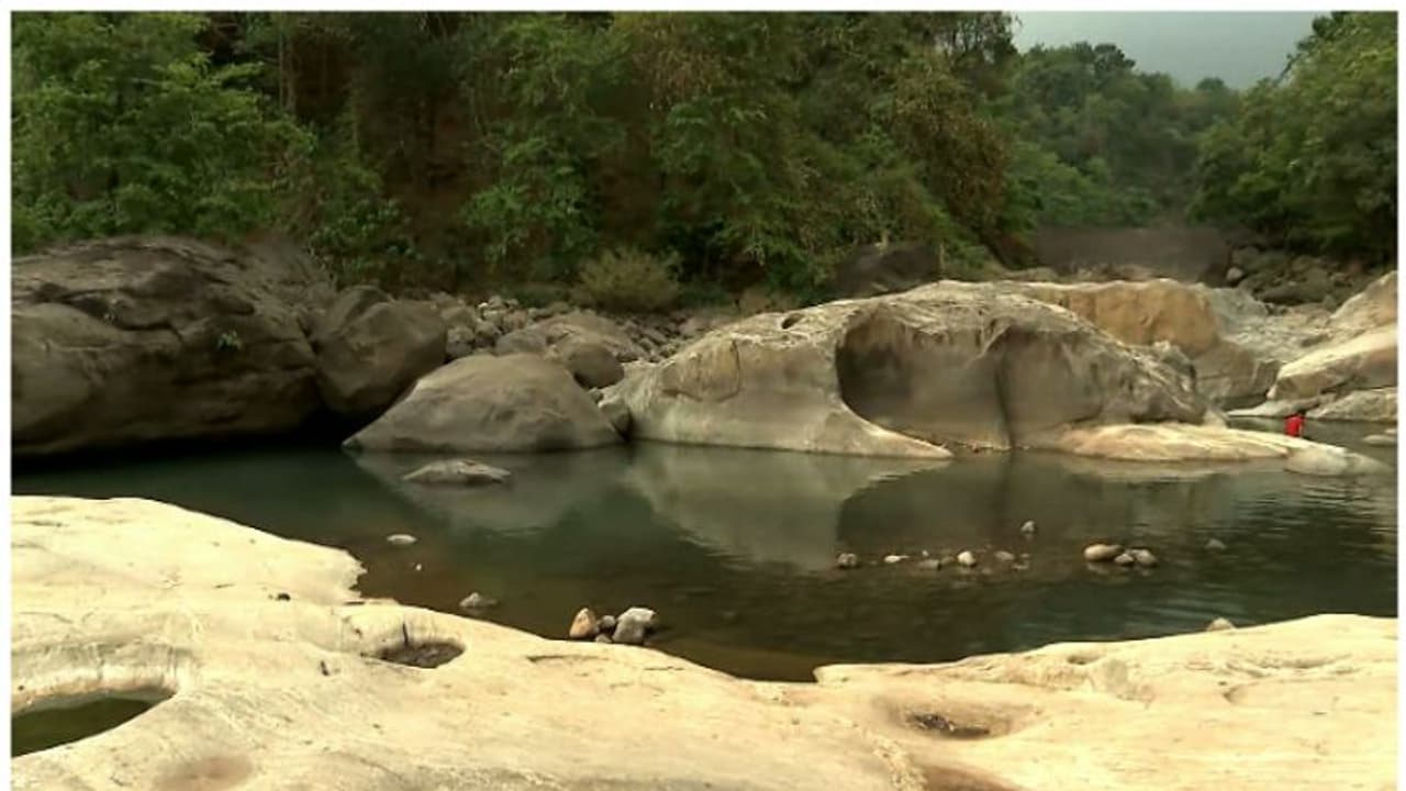 തിരുവമ്പാടി അരിപ്പാറ വെള്ളച്ചാട്ടത്തിൽ‌ രണ്ട് കുട്ടികള്‍ മുങ്ങിമരിച്ചു