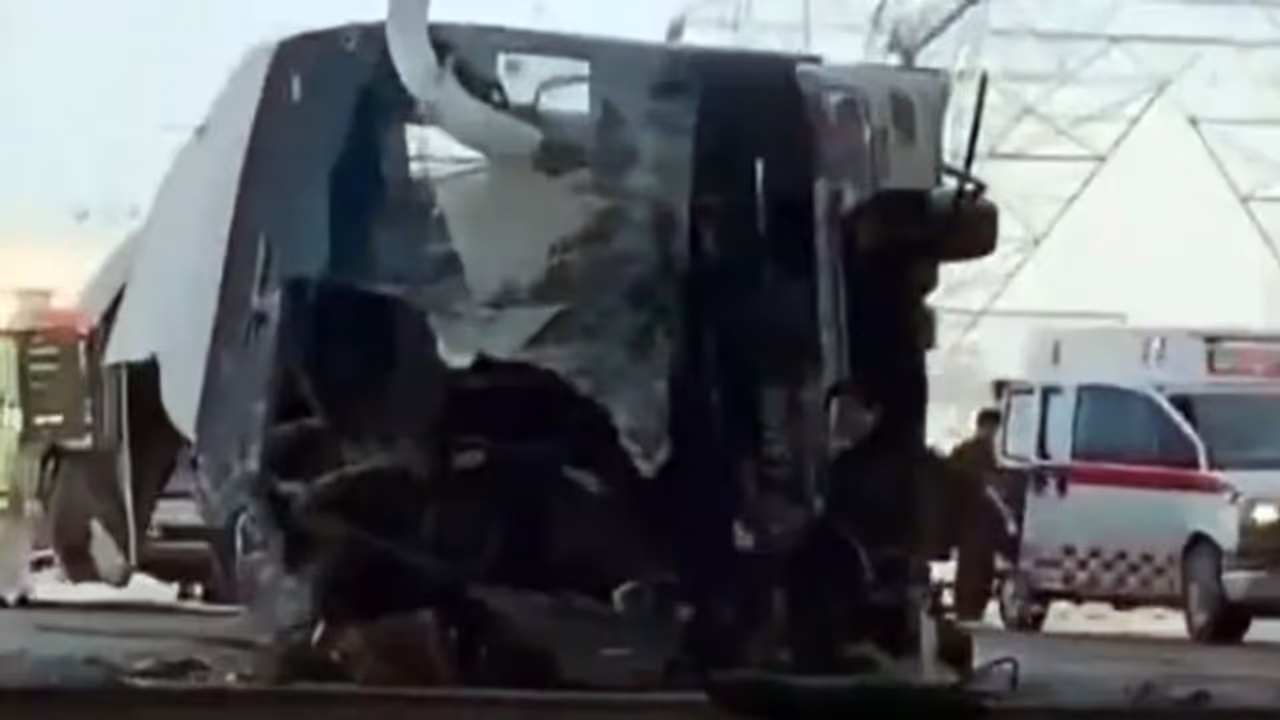 സൗദി അറേബ്യയില്‍ പാലത്തിൽ നിന്ന് ബസ് താഴെ വീണു ഒരു മരണം, നിരവധി പേർക്ക് പരിക്ക്