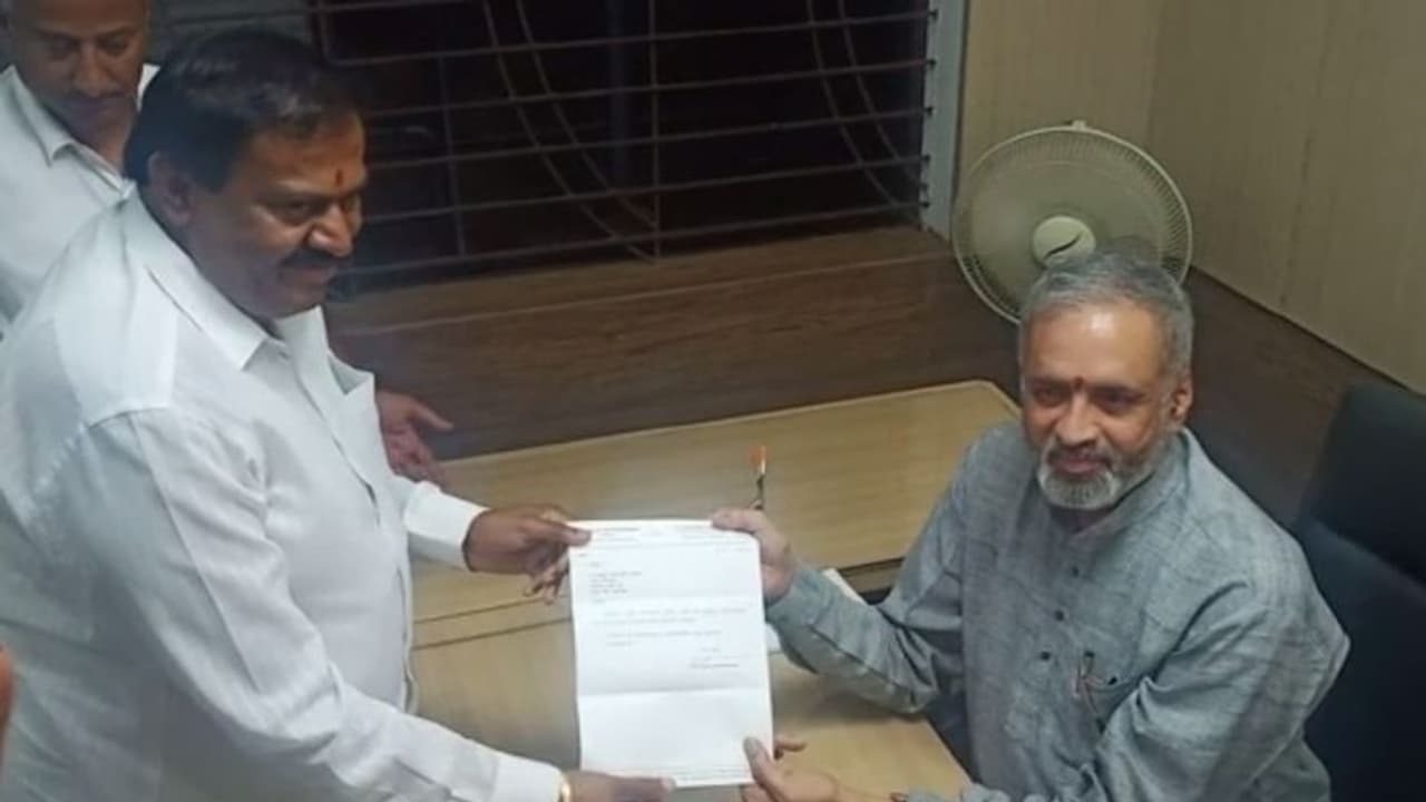 ಕಾಂಗ್ರೆಸ್ ಶಾಸಕ ಸ್ಥಾನಕ್ಕೆ ಅಖಂಡ ಶ್ರೀನಿವಾಸಮೂರ್ತಿ ರಾಜೀನಾಮೆ, ಬಿಜೆಪಿಯತ್ತ ಚಿತ್ತ! ಕಾಂಗ್ರೆಸ್ ಶಾಸಕ ಸ್ಥಾನಕ್ಕೆ ಅಖಂಡ ಶ್ರೀನಿವಾಸಮೂರ್ತಿ ರಾಜೀನಾಮೆ, ಬಿಜೆಪಿಯತ್ತ ಚಿತ್ತ!