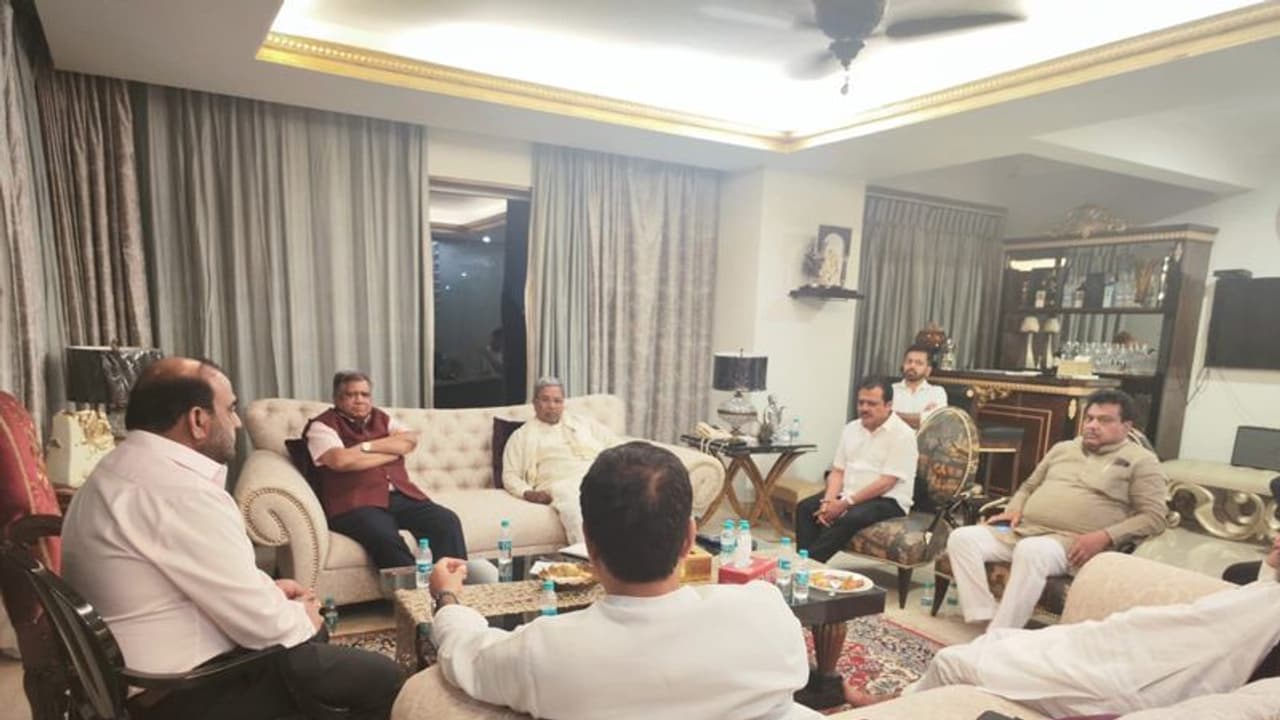 ನಾಯಕ ಮಾತುಕತೆ ಸಫಲ, ಬಿಜೆಪಿ ತೊರೆದ ಜಗದೀಶ್ ಶೆಟ್ಟರ್ ನಾಳೆ ಕಾಂಗ್ರೆಸ್ ಸೇರ್ಪಡೆ! ನಾಯಕ ಮಾತುಕತೆ ಸಫಲ, ಬಿಜೆಪಿ ತೊರೆದ ಜಗದೀಶ್ ಶೆಟ್ಟರ್ ನಾಳೆ ಕಾಂಗ್ರೆಸ್ ಸೇರ್ಪಡೆ!