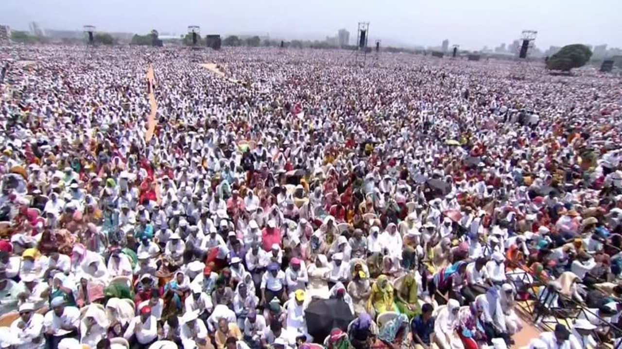 అవార్డు కార్యక్రమంలో విషాదం.. మండే ఎండల్లో 6 గంటలు.. 11 మంది మృతి!.. 600 మందికి వడదెబ్బ అవార్డు కార్యక్రమంలో విషాదం.. మండే ఎండల్లో 6 గంటలు.. 11 మంది మృతి!.. 600 మందికి వడదెబ్బ