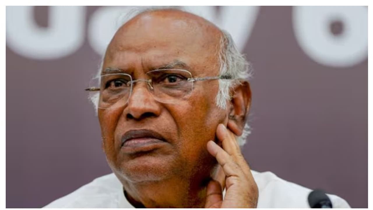 ജാതി സെൻസസ് നടത്തണം; പ്രധാനമന്ത്രിക്ക് മല്ലികാർജുൻ ഖർഗെയുടെ കത്ത് ജാതി സെൻസസ് നടത്തണം; പ്രധാനമന്ത്രിക്ക് മല്ലികാർജുൻ ഖർഗെയുടെ കത്ത്