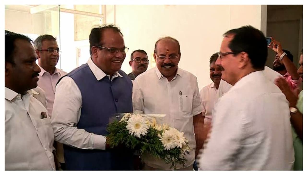 മലയാറ്റൂർ പള്ളി സന്ദർശിച്ച് കേന്ദ്ര ന്യൂനപക്ഷ വകുപ്പ് മന്ത്രി ജോൺ ബർള മലയാറ്റൂർ പള്ളി സന്ദർശിച്ച് കേന്ദ്ര ന്യൂനപക്ഷ വകുപ്പ് മന്ത്രി ജോൺ ബർള