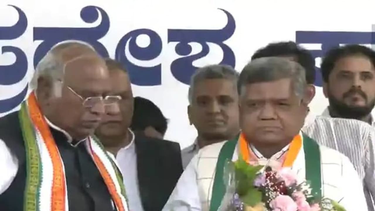 பாஜகவின் முன்னாள் முதல்வரை தட்டி தூக்கிய காங்கிரஸ் .! கர்நாடகாவில் சூடு பிடிக்கும் தேர்தல் களம் பாஜகவின் முன்னாள் முதல்வரை தட்டி தூக்கிய காங்கிரஸ் .! கர்நாடகாவில் சூடு பிடிக்கும் தேர்தல் களம்