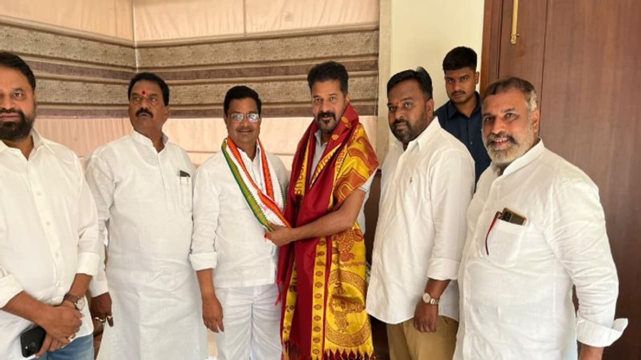 నిర్మల్ జిల్లాలో బీఆర్ఎస్‌కు షాక్.. రేవంత్ సమక్షంలో కాంగ్రెస్‌లో చేరిన సారంగపూర్ జెడ్పీటీసీ.. 