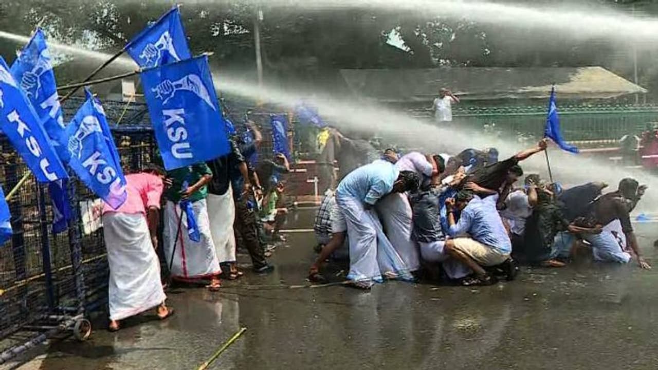 കെ എസ് യു മാർച്ചിൽ സംഘർഷം, പൊലീസിന് നേരെ കല്ലേറ്, ജല പീരങ്കി പ്രയോഗിച്ചു കെ എസ് യു മാർച്ചിൽ സംഘർഷം, പൊലീസിന് നേരെ കല്ലേറ്, ജല പീരങ്കി പ്രയോഗിച്ചു