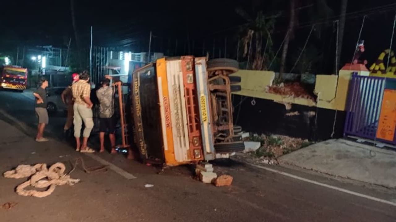 ഉത്സവത്തിനെത്തിയ പവർ യൂണിറ്റ് വാഹനം നിയന്ത്രണം വിട്ട് മറിഞ്ഞു, ഡ്രൈവർ വാഹനത്തിനുള്ളിൽ കുടുങ്ങി