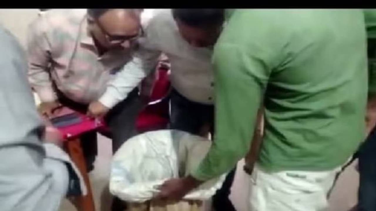 ഭാര്യയെ പാമ്പ് കടിച്ചു, കടിച്ച പാമ്പിനെ സഞ്ചിയിലിട്ട് ആശുപത്രിയിലെത്തിച്ച് ഭർത്താവ് ഭാര്യയെ പാമ്പ് കടിച്ചു, കടിച്ച പാമ്പിനെ സഞ്ചിയിലിട്ട് ആശുപത്രിയിലെത്തിച്ച് ഭർത്താവ്