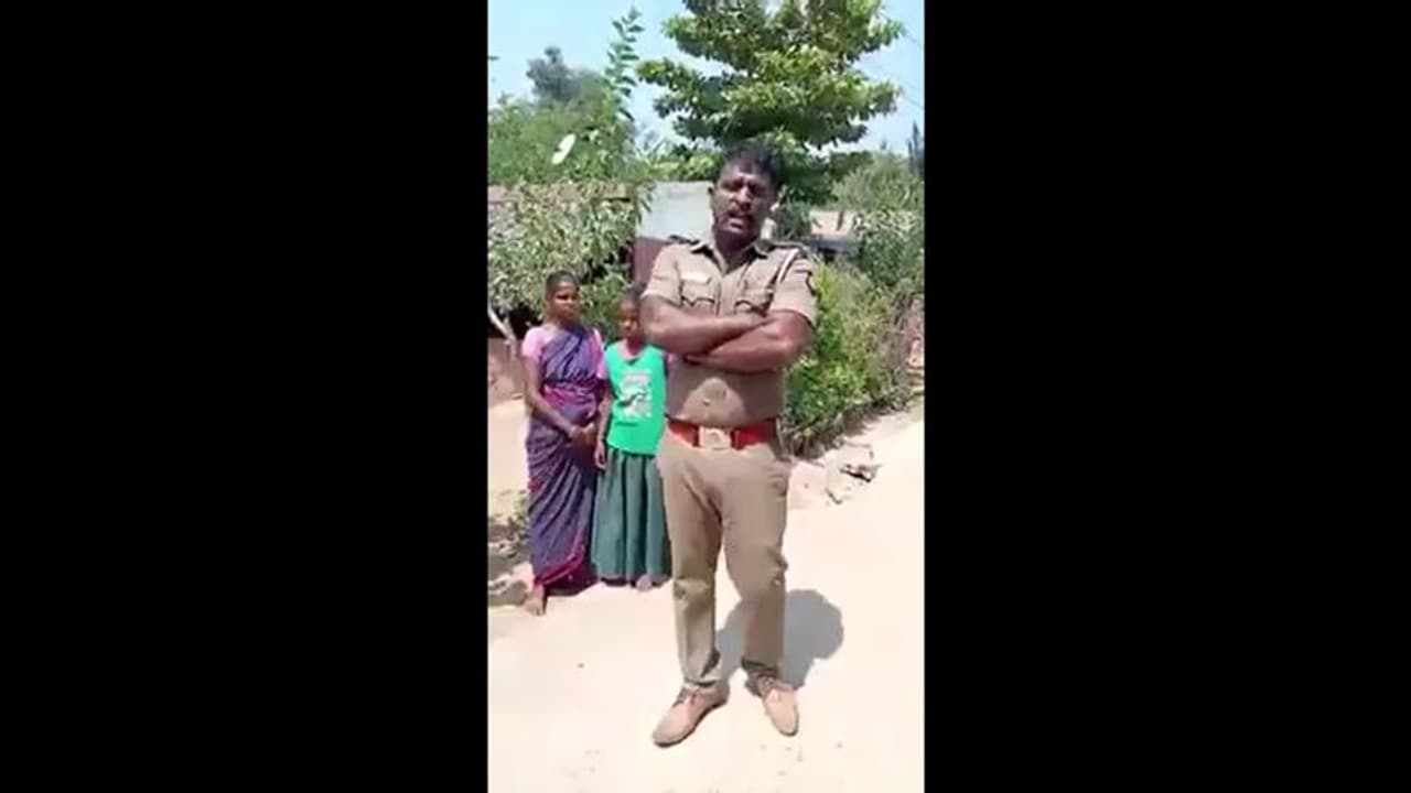 குற்றங்களை தடுப்பது மட்டும் காவலரின் பணியல்ல; குழந்தை கல்விக்காக குரல் SIக்கு முதல்வர் பாராட்டு குற்றங்களை தடுப்பது மட்டும் காவலரின் பணியல்ல; குழந்தை கல்விக்காக குரல் SIக்கு முதல்வர் பாராட்டு