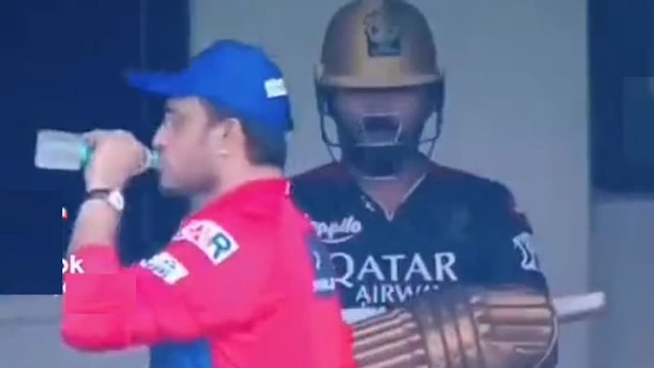 ಏಟಿಗೆ ಎದಿರೇಟು, ಕೊಹ್ಲಿ ಎದುರಿನಿಂದಲೇ ಮುಖ ತಿರುಗಿಸಿ ಹೋದ ಸೌರವ್ ಗಂಗೂಲಿ, ವಿಡಿಯೋ ವೈರಲ್! ಏಟಿಗೆ ಎದಿರೇಟು, ಕೊಹ್ಲಿ ಎದುರಿನಿಂದಲೇ ಮುಖ ತಿರುಗಿಸಿ ಹೋದ ಸೌರವ್ ಗಂಗೂಲಿ, ವಿಡಿಯೋ ವೈರಲ್!