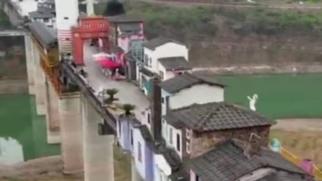 പാലത്തിന് മുകളിൽ ഒരു ന​ഗരം തന്നെ, അതിമനോഹരമായ വീഡിയോ!