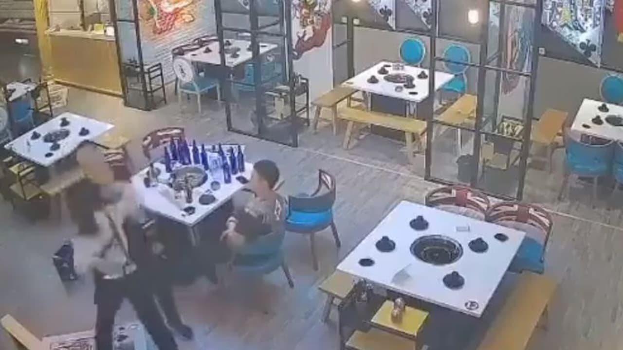 ಮಹಿಳಾ ಬ್ರೂಸ್ ಲೀ, ಅನುಚಿತ ವರ್ತನೆ ತೋರಿದ ಗ್ರಾಹಕರಿಗೆ ತಕ್ಕ ಶಾಸ್ತಿ,ವಿಡಿಯೋ ವೈರಲ್! ಮಹಿಳಾ ಬ್ರೂಸ್ ಲೀ, ಅನುಚಿತ ವರ್ತನೆ ತೋರಿದ ಗ್ರಾಹಕರಿಗೆ ತಕ್ಕ ಶಾಸ್ತಿ,ವಿಡಿಯೋ ವೈರಲ್!