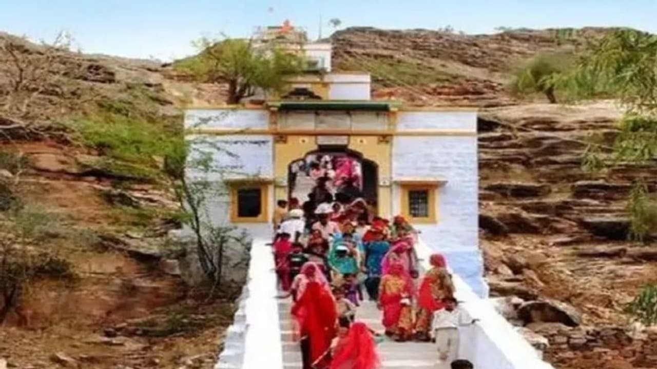 తరతరాలుగా ఆ దుర్గా ఆలయంలో ముస్లింలే పూజారులు.. ఈ ప్రత్యేక ఆలయం ఎక్కడ ఉందంటే.. ? తరతరాలుగా ఆ దుర్గా ఆలయంలో ముస్లింలే పూజారులు.. ఈ ప్రత్యేక ఆలయం ఎక్కడ ఉందంటే.. ?