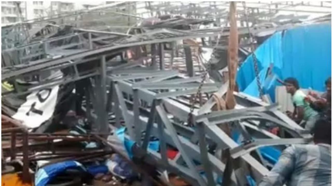 காற்றில் சரிந்த ராட்சத விளம்பரப் பதாகை: 4 பெண்கள் உள்பட 5 பேர் பலி