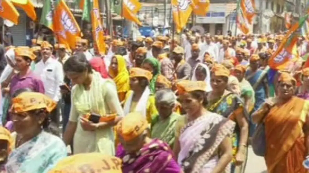 ಮಡಿಕೇರಿ ಕ್ಷೇತ್ರದಲ್ಲಿ ಜಿದ್ದಾಜಿದ್ದಿ: ಕಾಂಗ್ರೆಸ್ ಬಿಜೆಪಿ ಪಕ್ಷಗಳಿಂದ ಸಾವಿರಾರು ಬೆಂಬಲಿಗರಿಂದ ಶಕ್ತಿ ಪ್ರದರ್ಶನ