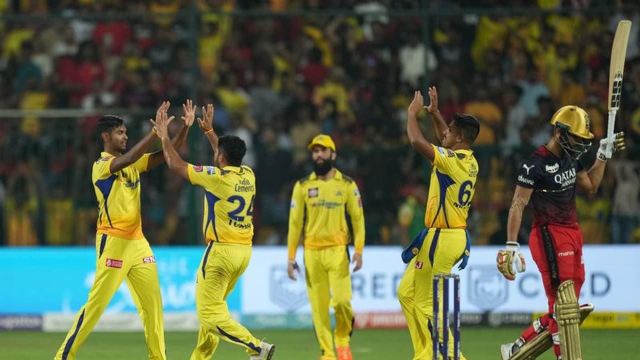 ചിന്നസ്വാമിയിലെ തല്ലുമാലയില്‍ പതിരാനയെ ഉപയോഗിച്ച 'തല'; ധോണിയെ പ്രശംസകൊണ്ട് മൂടി ആരാധകര്‍