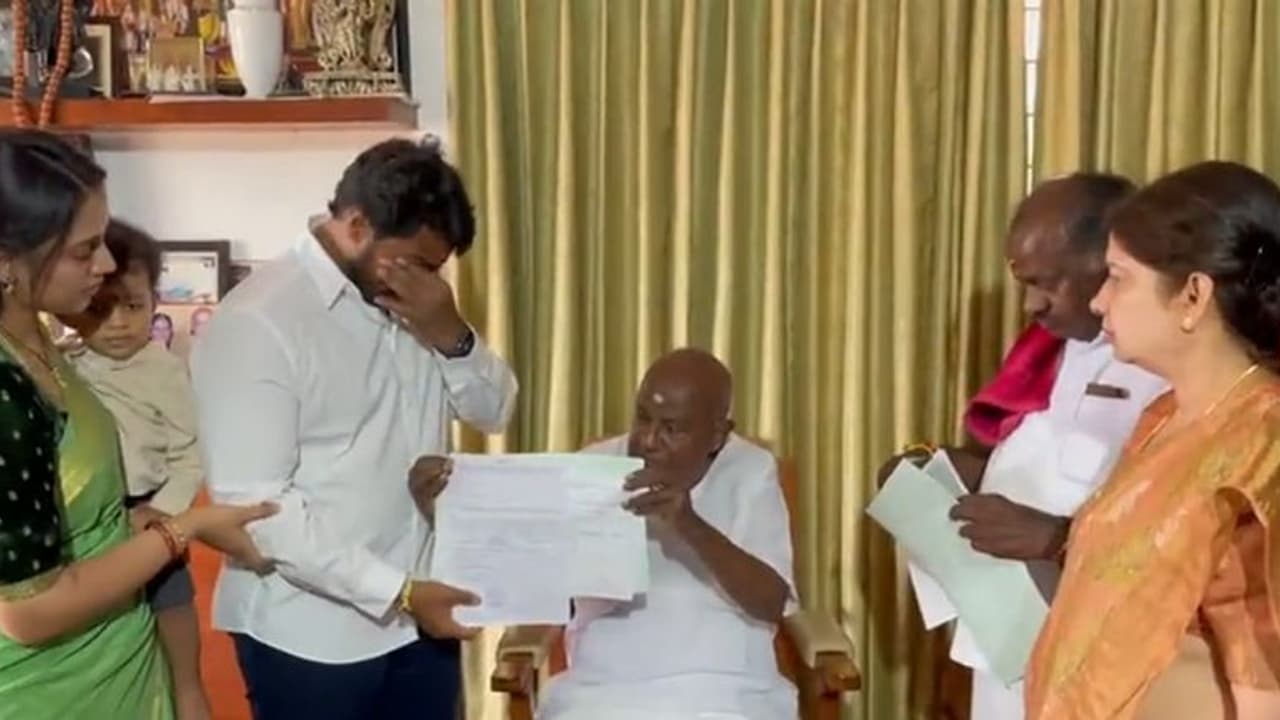 ದೇವೆಗೌಡರಿಂದ ಬಿ ಫಾರಂ ಪಡೆಯುವ ವೇಳೆ ಕಣ್ಣೀರಿಟ್ಟ ನಿಖಿಲ್ ಕುಮಾರಸ್ವಾಮಿ ದೇವೆಗೌಡರಿಂದ ಬಿ ಫಾರಂ ಪಡೆಯುವ ವೇಳೆ ಕಣ್ಣೀರಿಟ್ಟ ನಿಖಿಲ್ ಕುಮಾರಸ್ವಾಮಿ