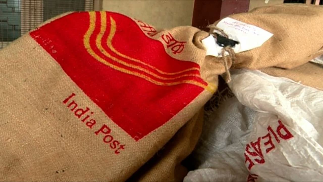കൊച്ചി വിമാനത്താവളം വഴി വിദേശ പാഴ്സൽ കള്ളക്കടത്ത്; ഉദ്യോഗസ്ഥൻ അറസ്റ്റിൽ
