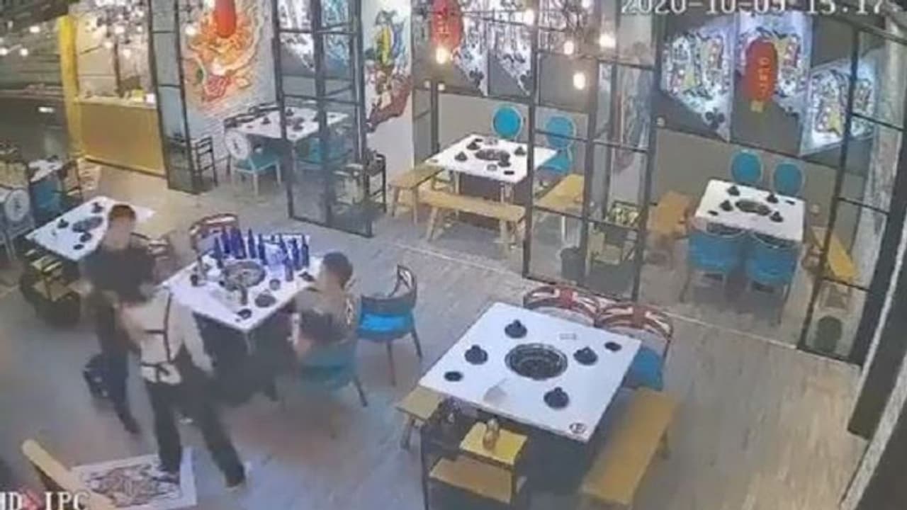 ఫిమేల్ బ్రూస్ లీ : రెస్టారెంట్లో చేయిపట్టుకున్న కస్టమర్ ను రఫ్షాడించిన వెయిట్రెస్.. వీడియో వైరల్.. ఫిమేల్ బ్రూస్ లీ : రెస్టారెంట్లో చేయిపట్టుకున్న కస్టమర్ ను రఫ్షాడించిన వెయిట్రెస్.. వీడియో వైరల్..