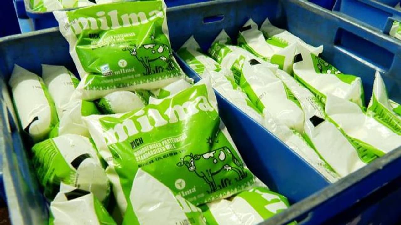 മിൽമ റിച്ചിന്റെ വിലവർധന പിൻവലിച്ചു, മിൽമ സ്മാർട്ട് വില വർധന തുടരും; മിൽമക്ക് തെറ്റുപറ്റിയെന്ന് മന്ത്രി മിൽമ റിച്ചിന്റെ വിലവർധന പിൻവലിച്ചു, മിൽമ സ്മാർട്ട് വില വർധന തുടരും; മിൽമക്ക് തെറ്റുപറ്റിയെന്ന് മന്ത്രി