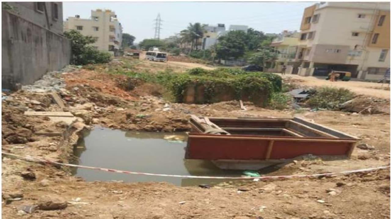 പൈപ്പ് ലൈനിന് എടുത്ത കുഴിയിൽ വീണ് രണ്ടര വയസ്സുകാരന് ദാരുണാന്ത്യം പൈപ്പ് ലൈനിന് എടുത്ത കുഴിയിൽ വീണ് രണ്ടര വയസ്സുകാരന് ദാരുണാന്ത്യം