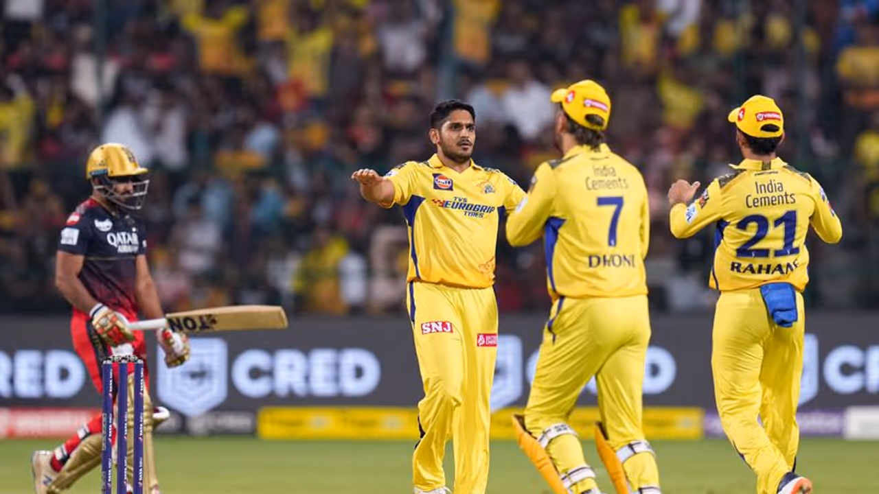 CSK ಎದುರು ಛಲಬಿಡದೇ ಹೋರಾಡಿ ಸೋತ ಆರ್ಸಿಬಿ; ಚೆನ್ನೈ ಬೆಂಬಲಿಸಿದವರ ಬೆಂಡೆತ್ತಿದ್ದ ಬೆಂಗಳೂರು ಫ್ಯಾನ್ಸ್ CSK ಎದುರು ಛಲಬಿಡದೇ ಹೋರಾಡಿ ಸೋತ ಆರ್ಸಿಬಿ; ಚೆನ್ನೈ ಬೆಂಬಲಿಸಿದವರ ಬೆಂಡೆತ್ತಿದ್ದ ಬೆಂಗಳೂರು ಫ್ಯಾನ್ಸ್