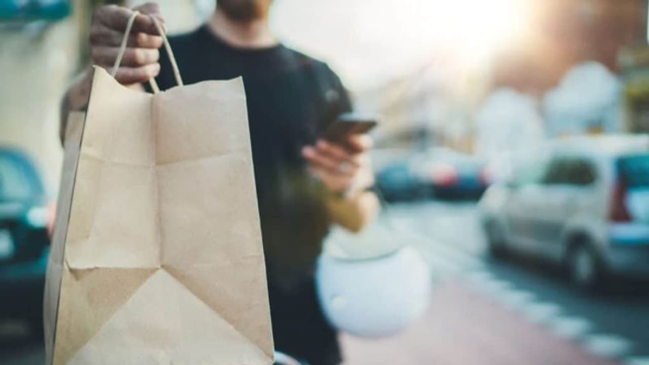 ഭക്ഷണം ലഭിച്ചില്ലെന്ന പരാതിയുമായി യുവതി; വാദം പൊളിച്ചടുക്കി ഡെലിവെറി ബോയ്... ഭക്ഷണം ലഭിച്ചില്ലെന്ന പരാതിയുമായി യുവതി; വാദം പൊളിച്ചടുക്കി ഡെലിവെറി ബോയ്...