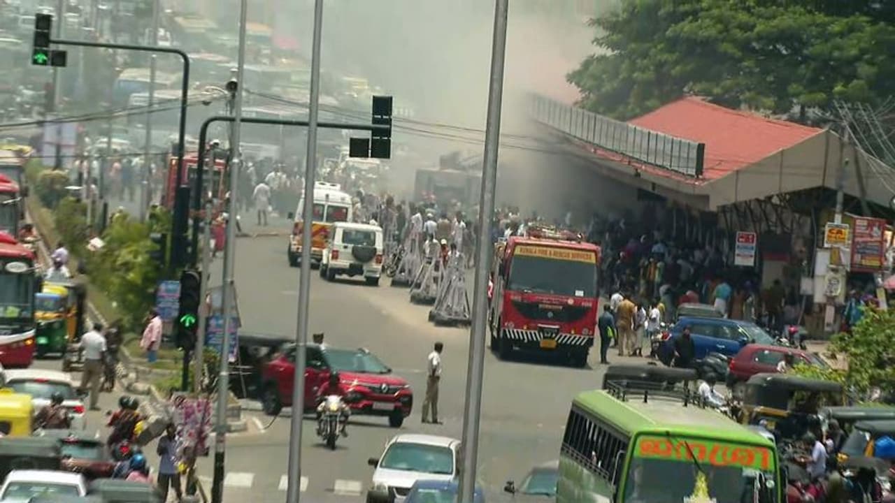 ചായക്കടയിൽ നിന്ന് തീപടർന്നു? കിഴക്കേക്കോട്ടയിൽ കടകളിൽ തീപിടിത്തം ചായക്കടയിൽ നിന്ന് തീപടർന്നു? കിഴക്കേക്കോട്ടയിൽ കടകളിൽ തീപിടിത്തം