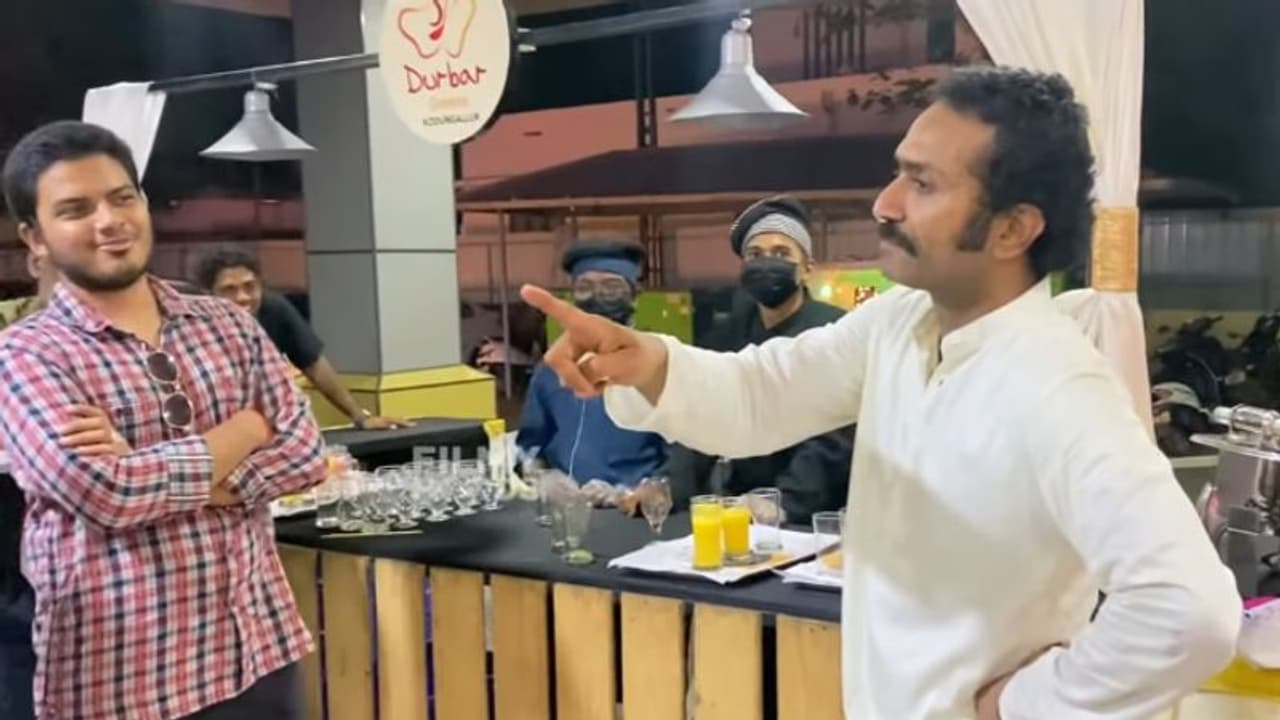 'എന്റെ പിന്നാലെ വരരുത്', സഹോദരിയുടെ മനസമ്മത ചടങ്ങില് ക്യാമറാക്കാരോട് ഷൈൻ വീഡിയോ 'എന്റെ പിന്നാലെ വരരുത്', സഹോദരിയുടെ മനസമ്മത ചടങ്ങില് ക്യാമറാക്കാരോട് ഷൈൻ വീഡിയോ