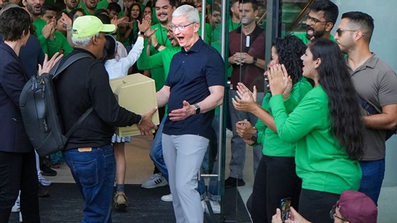 Apple Store in India: Fan surprises Tim Cook with 1984 vintage computer at grand Mumbai opening Apple Store in India: Fan surprises Tim Cook with 1984 vintage computer at grand Mumbai opening