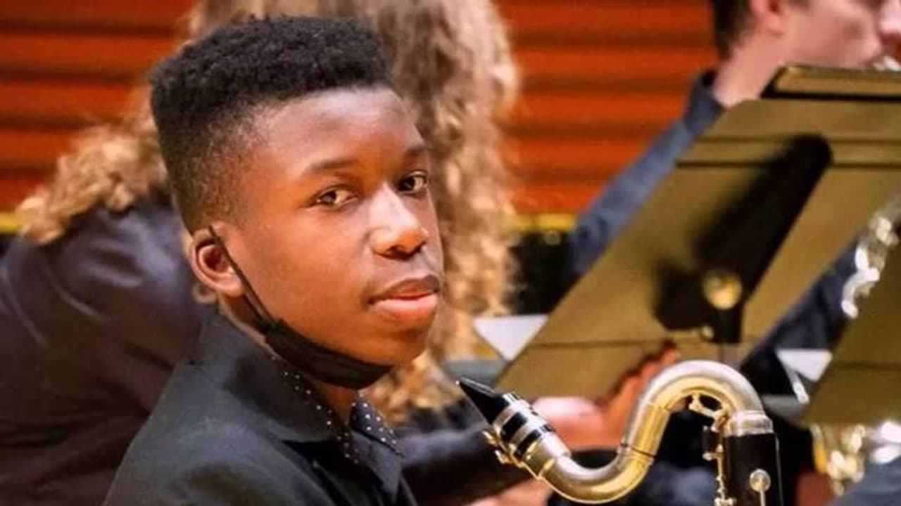 വീട് മാറി കോളിംഗ് ബെൽ അടിച്ചു, 16 കാരന് നേരെ വീട്ടുടമ വെടിയുതിർത്തു വീട് മാറി കോളിംഗ് ബെൽ അടിച്ചു, 16 കാരന് നേരെ വീട്ടുടമ വെടിയുതിർത്തു