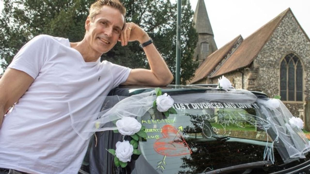 'ഡിവോഴ്‍സ്' കഴിഞ്ഞ് വീണ്ടും 'സിംഗിള്‍' ആയെന്നറിയിക്കുവാൻ ഒരാള്‍ ചെയ്തത് കണ്ടോ?