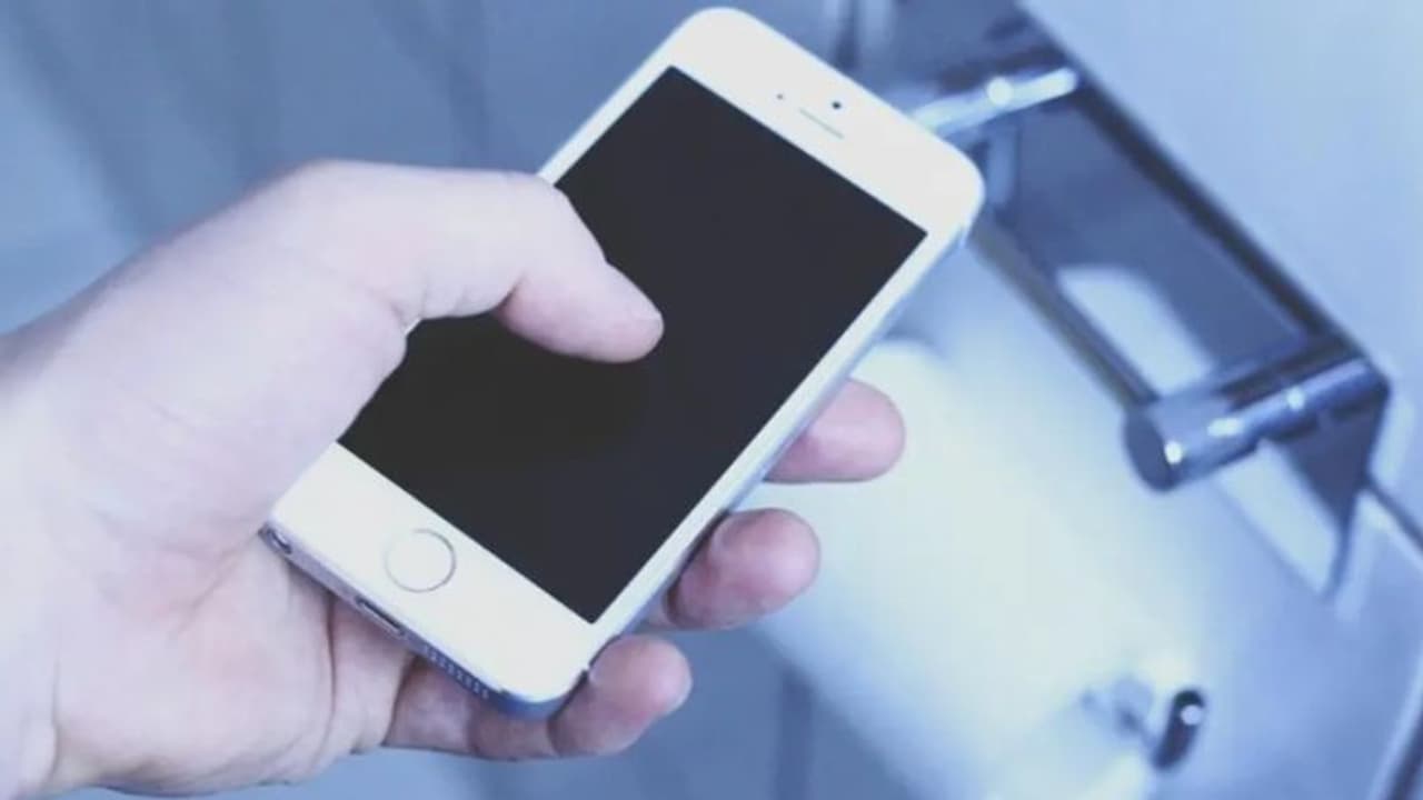 ബാത്ത്‍റൂമില്‍ പോകുമ്പോള്‍ മൊബൈല്‍ ഫോണ്‍ കൊണ്ടുപോകേണ്ട; കാരണം അറിയാം...