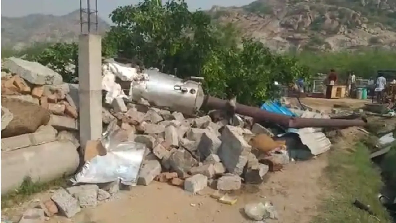 వందలమంది వైసిపి శ్రేణులు దాడిలో నా ఇళ్లే కూలింది..: వినుకొండలో ఓ బాధితుడి ఆవేదన (వీడియో) వందలమంది వైసిపి శ్రేణులు దాడిలో నా ఇళ్లే కూలింది..: వినుకొండలో ఓ బాధితుడి ఆవేదన (వీడియో)