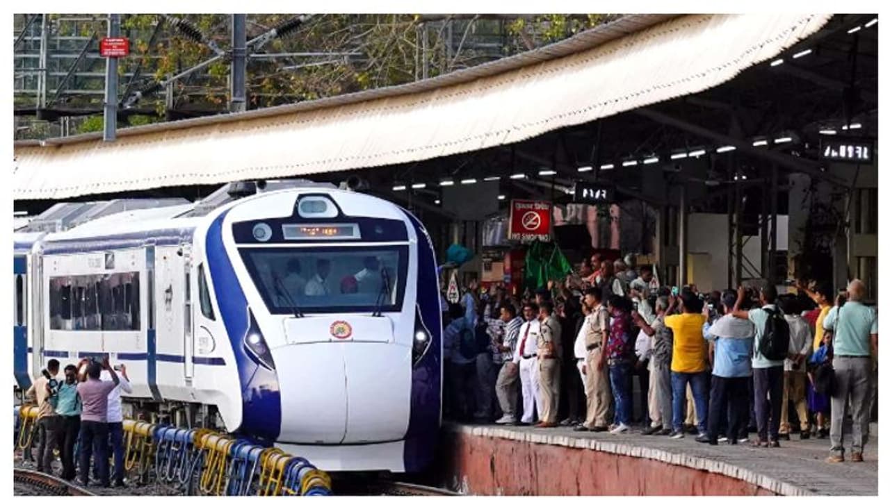 വന്ദേഭാരത് ട്രെയിന് തിരൂരിൽ സ്റ്റോപ്പ് അനുവദിക്കണമെന്ന ഹർജി തള്ളി,റെയിൽവേയാണ് തീരുമാനിക്കേണ്ടതെന്ന് ഹൈക്കോടതി വന്ദേഭാരത് ട്രെയിന് തിരൂരിൽ സ്റ്റോപ്പ് അനുവദിക്കണമെന്ന ഹർജി തള്ളി,റെയിൽവേയാണ് തീരുമാനിക്കേണ്ടതെന്ന് ഹൈക്കോടതി