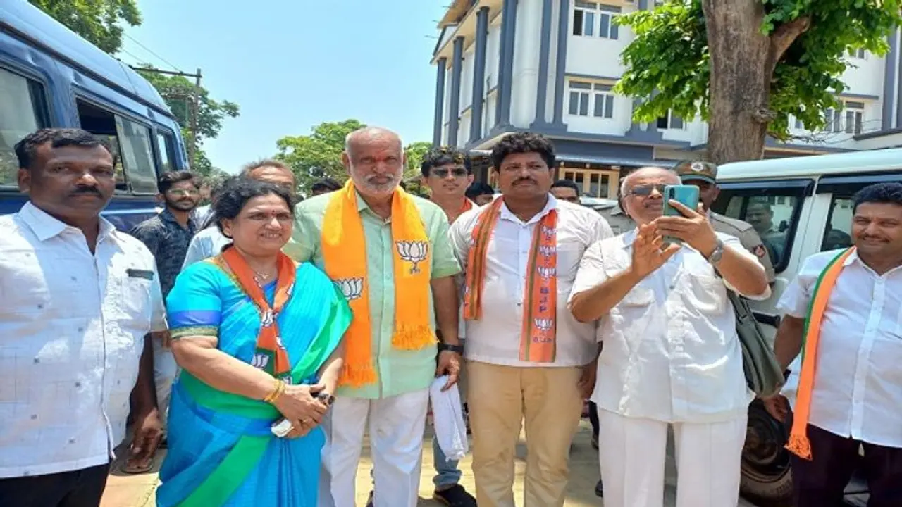 ಉತ್ತರಕನ್ನಡ: ಚುನಾವಣೆ ಪೂರ್ವದಲ್ಲೇ ಬಲಪ್ರದರ್ಶಿಸಿದ ಹೆಬ್ಬಾರ್..! ಉತ್ತರಕನ್ನಡ: ಚುನಾವಣೆ ಪೂರ್ವದಲ್ಲೇ ಬಲಪ್ರದರ್ಶಿಸಿದ ಹೆಬ್ಬಾರ್..!