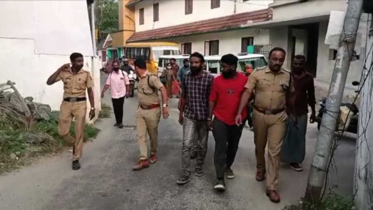 മാമോദീസ ചടങ്ങിലെ വാക്കുതര്ക്കത്തിനെ പിന്നാലെ കൊലപാതകം, 2 പേര് കൂടി പിടിയില് മാമോദീസ ചടങ്ങിലെ വാക്കുതര്ക്കത്തിനെ പിന്നാലെ കൊലപാതകം, 2 പേര് കൂടി പിടിയില്