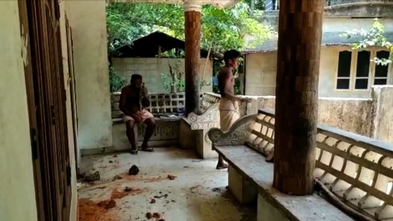 ആനയെ കെട്ടുന്ന സ്ഥലത്ത് മദ്യപിക്കണമെന്ന ആവശ്യം നിരസിച്ചു, പാപ്പാന്മാരെ വീട് കയറി മര്ദ്ദിച്ചു ആനയെ കെട്ടുന്ന സ്ഥലത്ത് മദ്യപിക്കണമെന്ന ആവശ്യം നിരസിച്ചു, പാപ്പാന്മാരെ വീട് കയറി മര്ദ്ദിച്ചു