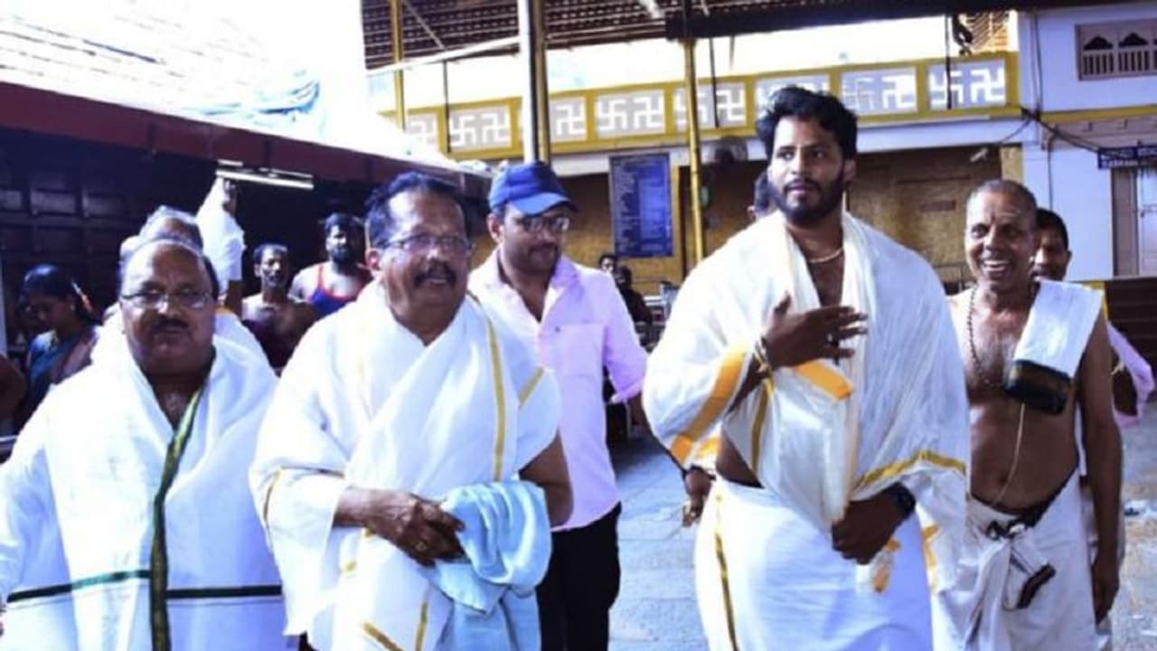 ಜೆಡಿಎಸ್ಗೆ ಪೂರ್ಣ ಬಹುಮತಕ್ಕೆ ಪ್ರಾರ್ಥಿಸಿ ನಿಖಿಲ್ ಕುಮಾರಸ್ವಾಮಿ ಟೆಂಪಲ್ ರನ್ ಜೆಡಿಎಸ್ಗೆ ಪೂರ್ಣ ಬಹುಮತಕ್ಕೆ ಪ್ರಾರ್ಥಿಸಿ ನಿಖಿಲ್ ಕುಮಾರಸ್ವಾಮಿ ಟೆಂಪಲ್ ರನ್