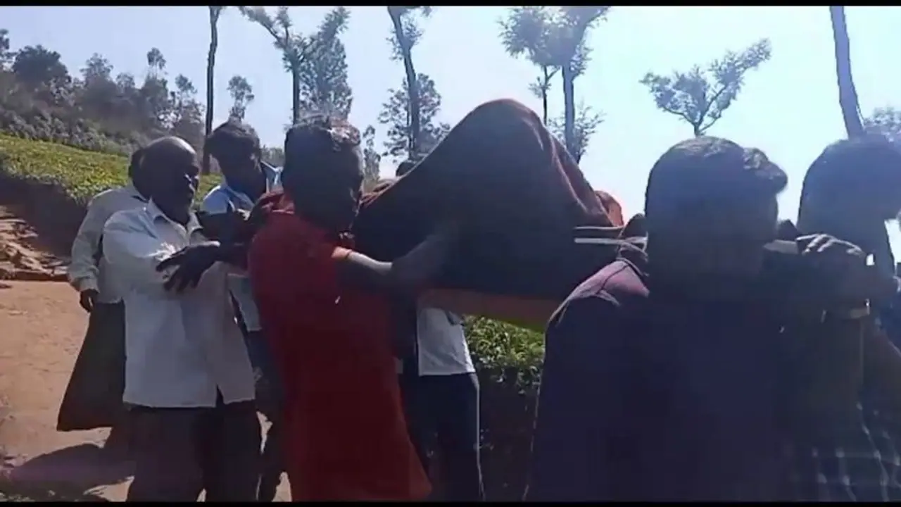 கர்ப்பிணியை 2 கி.மீ. தூக்கி சென்ற பொதுமக்கள்; பச்சிளம் குழந்தை உயிரிழந்ததால் பொதுமக்கள் சோகம்