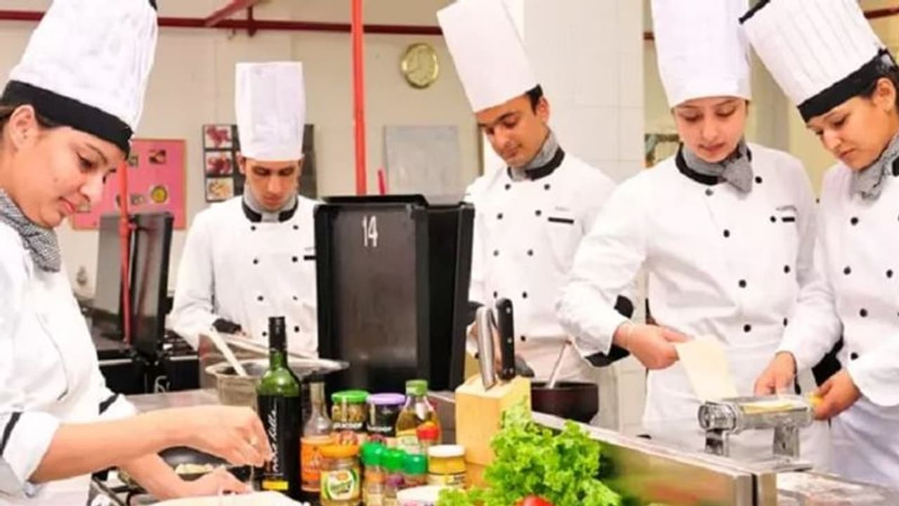 ஹோட்டல் மேனேஜ்மென்ட் படிப்பில் இலவசமாக சேர வேண்டுமா? முழு விபரம் உள்ளே!! ஹோட்டல் மேனேஜ்மென்ட் படிப்பில் இலவசமாக சேர வேண்டுமா? முழு விபரம் உள்ளே!!