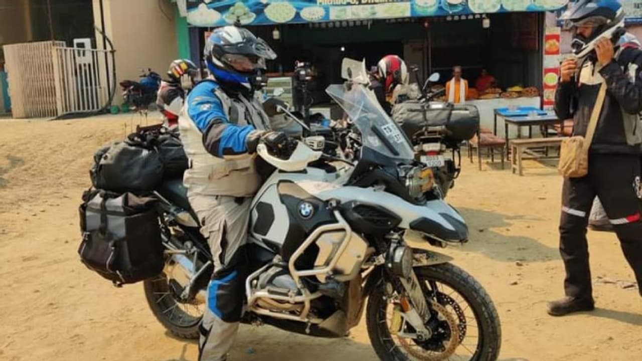 ரசிகர் முன்பு கண் கலங்கிய அஜித்..! விடாமல் துரத்திய ரசிகரின் உயிரை காப்பாற்றிய சம்பவம்... வைரலாகும் வீடியோ!