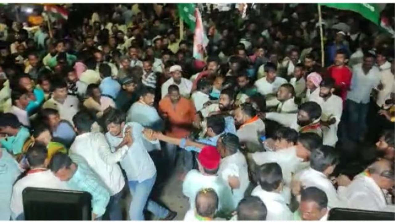 పెద్దపల్లి కాంగ్రెస్ లో వర్గపోరు.... భట్టి విక్రమార్క ముందే తన్నుకున్న నాయకులు (వీడియో) పెద్దపల్లి కాంగ్రెస్ లో వర్గపోరు.... భట్టి విక్రమార్క ముందే తన్నుకున్న నాయకులు (వీడియో)