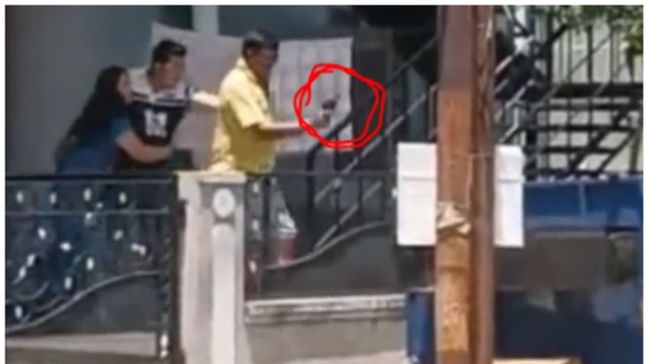 മാലിന്യ നീക്കവുമായി ബന്ധപ്പെട്ട് തര്‍ക്കം; വീട്ടുടമസ്ഥന്‍ ശുചീകരണ തൊഴിലാളികള്‍ക്ക് നേരെ തോക്ക് ചൂണ്ടി !