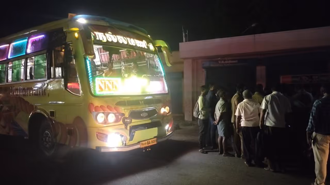 தனியார் பேருந்தில் கணவர் கண் முன்னே கர்ப்பிணியிடம் சில்மிஷம்; போதை ஆசாமிக்கு பாடம் புகட்டிய மக்கள்