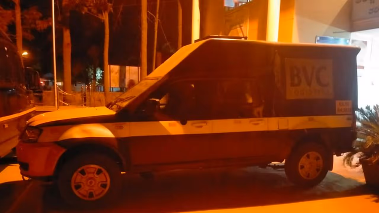 Chikkamagaluru: ಪೊಲೀಸರ ಭರ್ಜರಿ ಕಾರ್ಯಾಚರಣೆ: 23 ಕೋಟಿ ಮೌಲ್ಯದ 40 ಕೆಜಿ ಚಿನ್ನ ವಶಕ್ಕೆ Chikkamagaluru: ಪೊಲೀಸರ ಭರ್ಜರಿ ಕಾರ್ಯಾಚರಣೆ: 23 ಕೋಟಿ ಮೌಲ್ಯದ 40 ಕೆಜಿ ಚಿನ್ನ ವಶಕ್ಕೆ