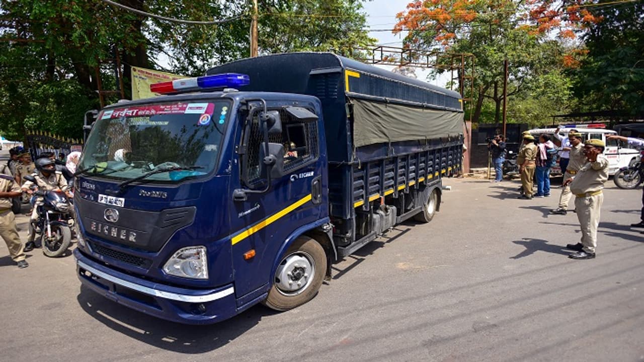 Atiq Shooter varanasi police van Atiq Shooter varanasi police van