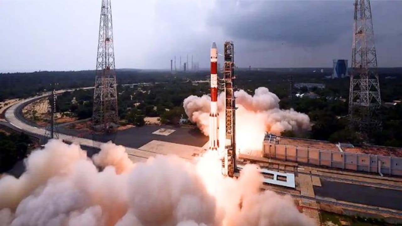 நாளை விண்ணில் பாய்கிறது PSLV C55 ராக்கெட்.. திருப்பதியில் தரிசனம் செய்த இஸ்ரோ விஞ்ஞானிகள்...